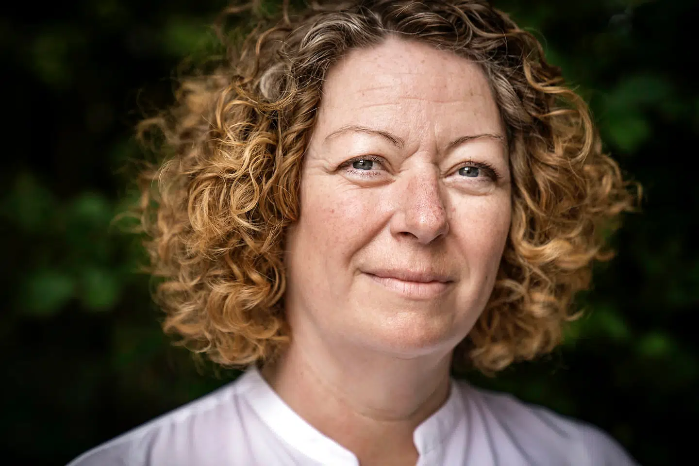 »Når tonen bliver for skarp i fysiske debatter, er der trods alt en moderator, der kan bede deltagerne om at holde en civil tone. Det er der ikke på samme måde på sociale medier.«