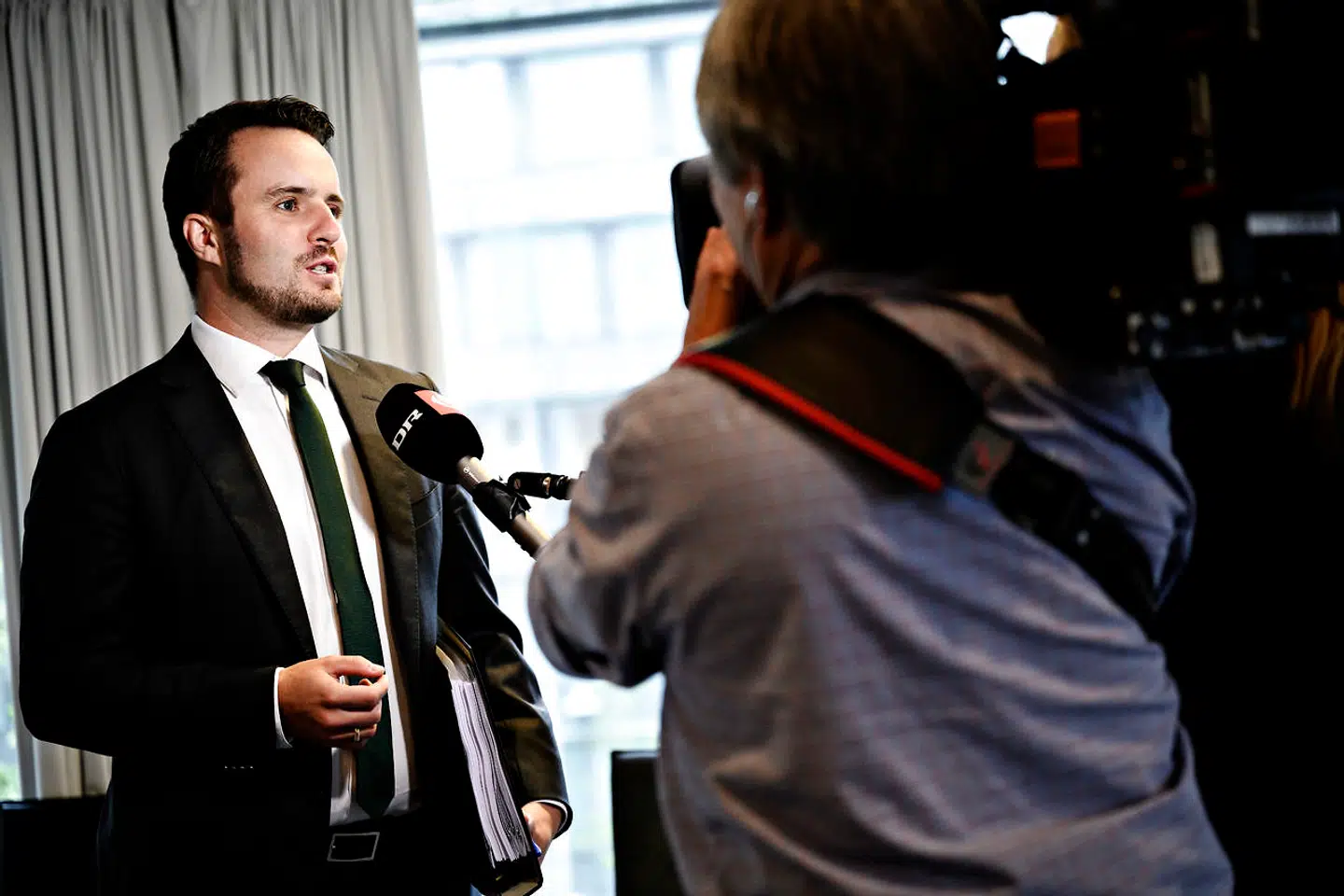 Erhvervsminister Simon Kollerup (S) bliver interviewet forud for forhandlingerne om hjælpepakker i Erhvervsministeriet i København fredag den 28. august 2020. Den nuværende ordning for hjælpepakkerne udløber lørdag.