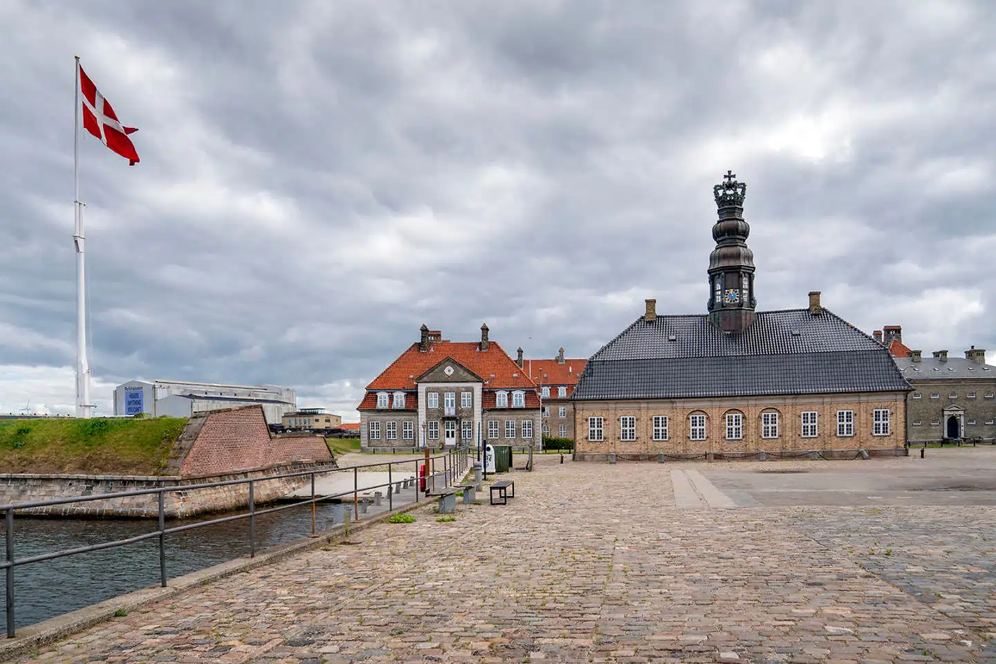 Det er stadig uvist, hvad der kommer til at ske, når militæret rykker helt ud af Nyholm senest i år 2023, men mange kæmper for at bevare stedets oprindelig ånd. Til venstre ses Rigets Flag, som er blevet hejst og sænket hver eneste dag siden 1700-tallet.