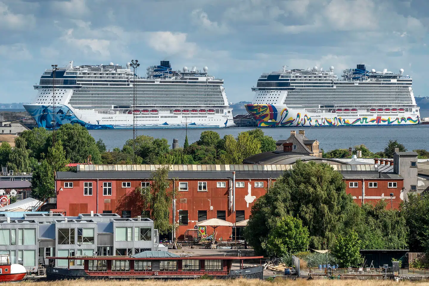 Passagerløse krydstogtskibe i Københavns Havn. Bla Krydstogtskibet Norwegian Encore har plads til cirka 4000 passagerer og mere end 1700 besætningsmedlemmer og Norwegian Bliss. krydstogtskibene er strandet pga corona situationen.
