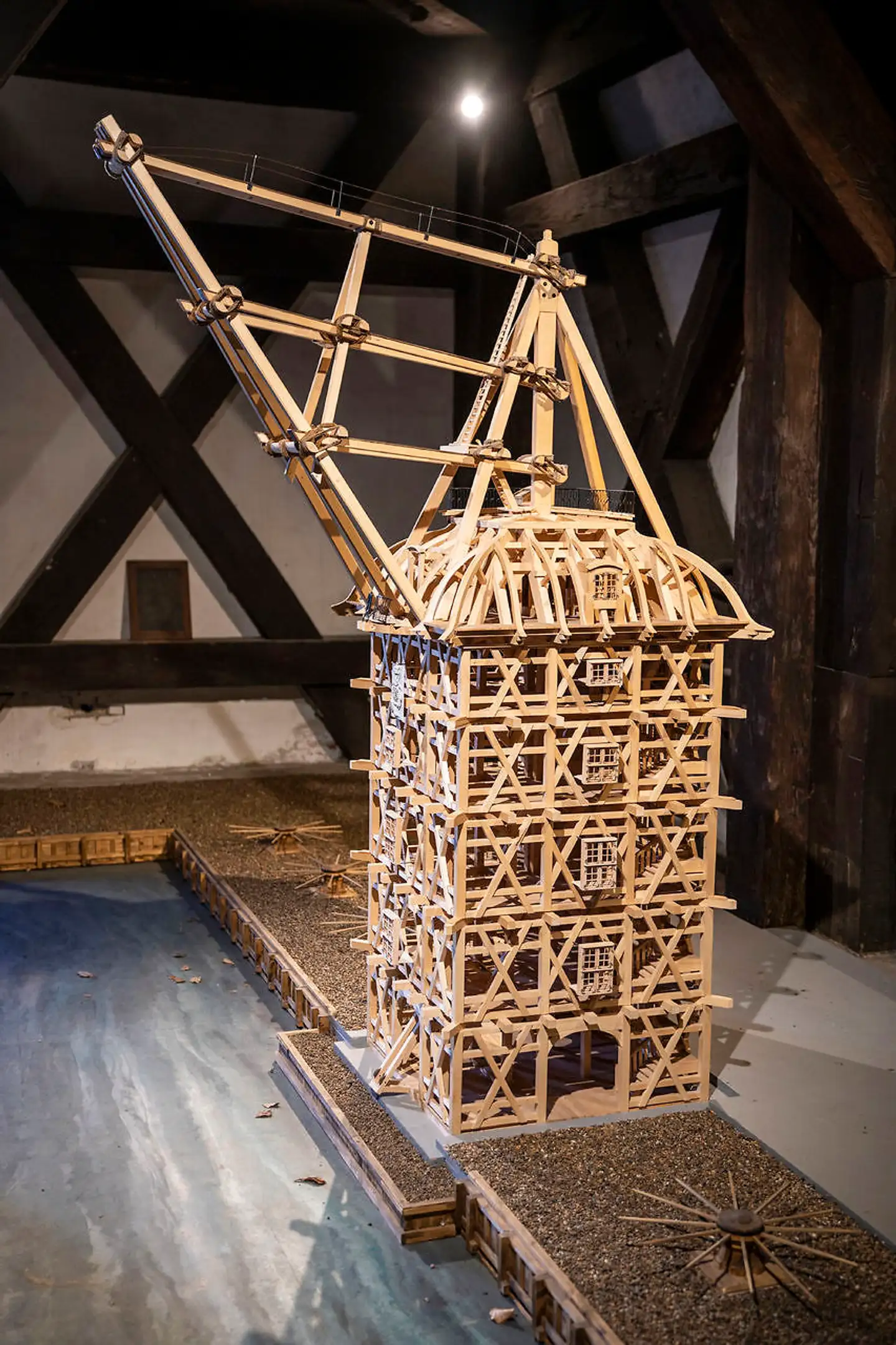 Orlogsmuseets modelbyggerlaug holder også til på Nyholm. Her en model af Mastekranen, som man kan se ved indgangen til den historiske kran.