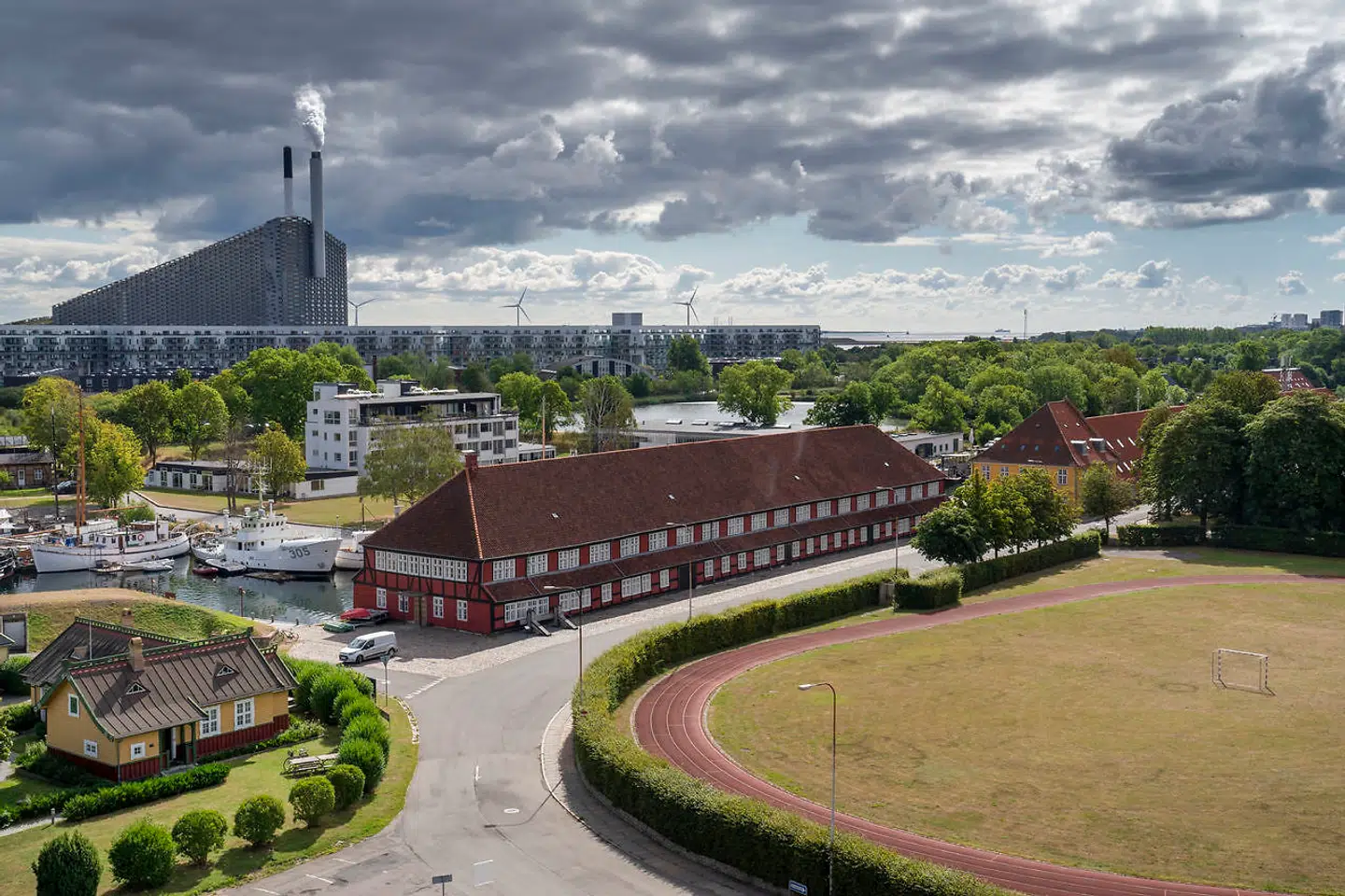 Udsigten fra Mastekranen giver en god fornemmelse af både ny og gammel arkitektur med Bjarke Ingels skibakke i baggrunden og Nyholms historiske bygninger.
