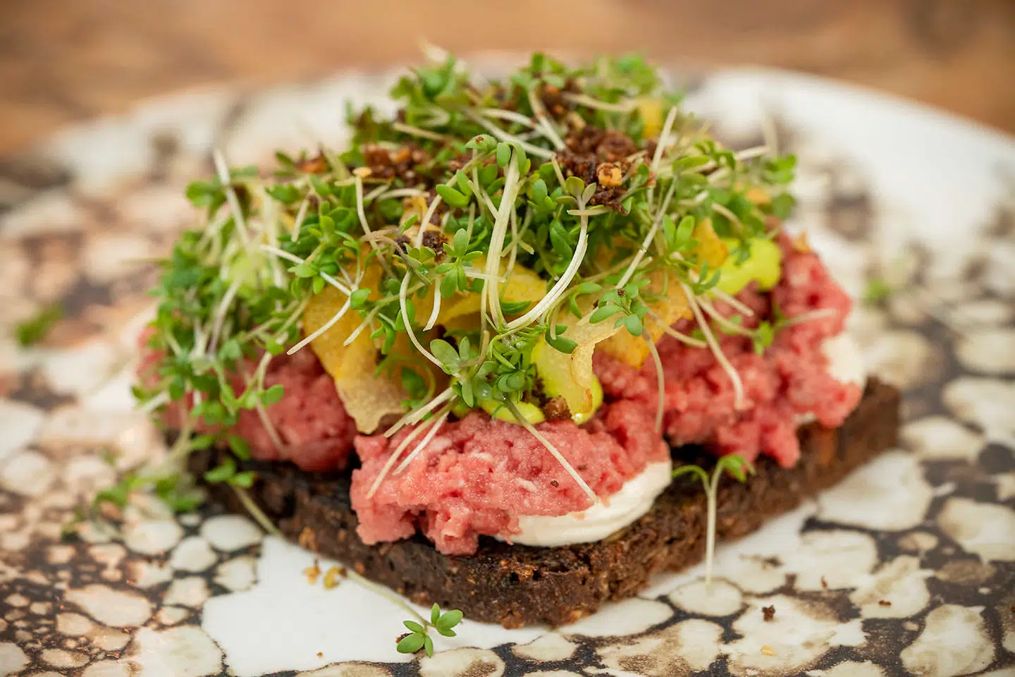 Tataren på Norrlyst er lavet af altid friskhakket okseinderlår fra Grambogård, hvilket godt kunne smages.