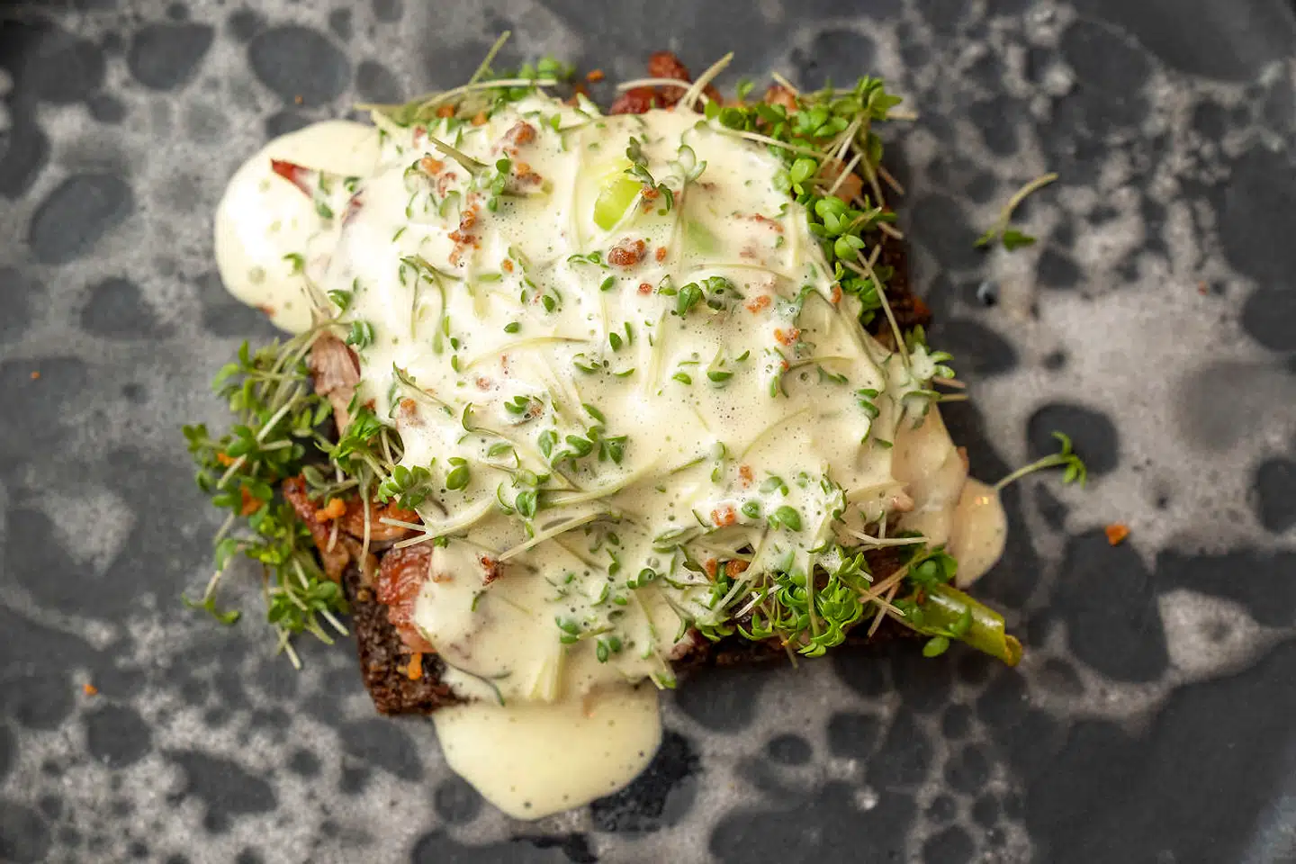 Den ølbraiserede svineskank bestod af mange lækre delelementer, der dog tilsammen endte lidt for ensartede i smagsudtrykket.