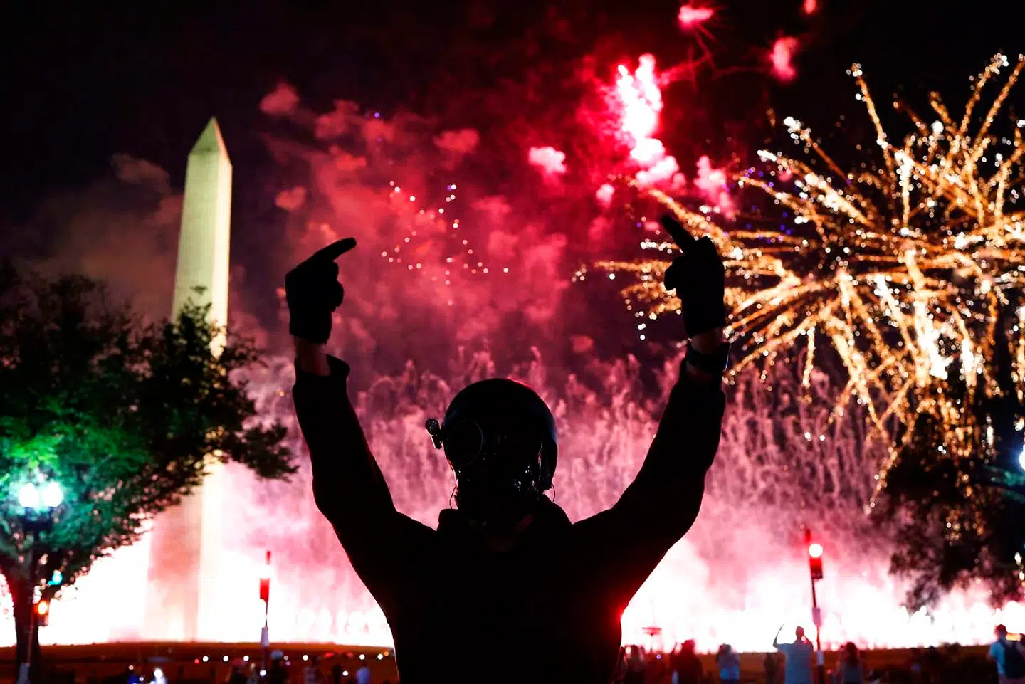Efter at præsident Trump havde holdt sin tale fra Det Hvide Hus' plæne, var der festfyrværkeri, mens demonstranter uden for det afgrænsede område gav udtryk for deres udtilfredshed i form af en fuckfinger.