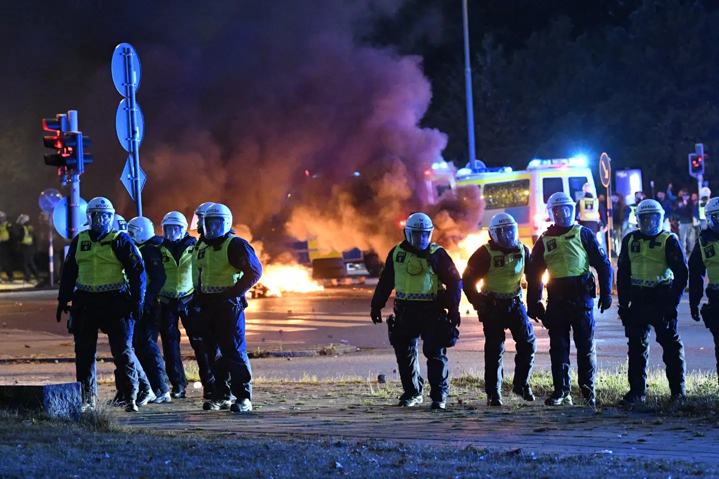 Politiet er massivt til stede ved Rosengården, hvor der er udbrudt uroligheder efter en koranafbrænding tidligere fredag. 50090 Tt/Ritzau Scanpix