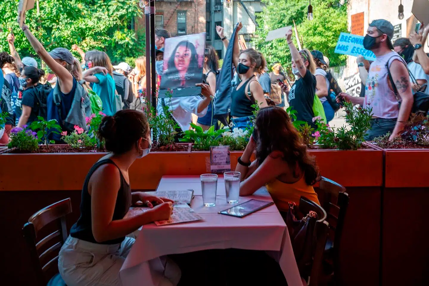 Black Lives Matter-demonstranter gik tirsdag aften på gaden i Washington D.C. som følge af, at Jacob Blake, en 29-årig sort mand søndag blev skudt syv gange i ryggen af en politibetjent. Billedet af fra tidligere i år, da demonstranter gik på gaden i New York efter drabet på Breonna Taylor.