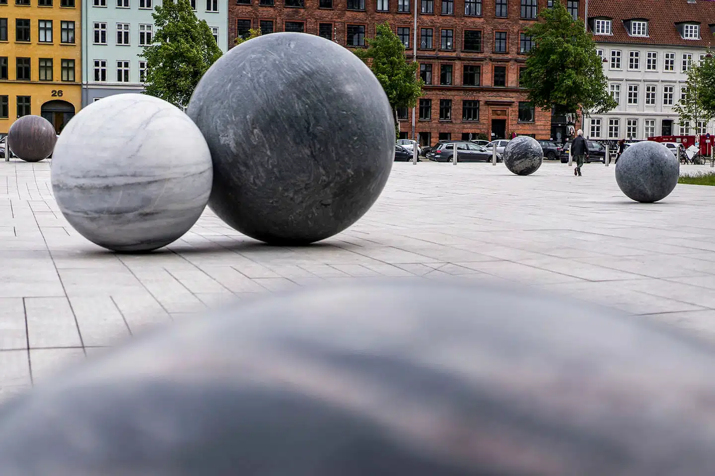 Alicja Kwades »Pars Pro Toto« ved Panuminstituttet. Stenene vejer et sted mellem 92 kg og 23 tons o er skabt af materialer fra ti lande på tre forskellige kontinenter.