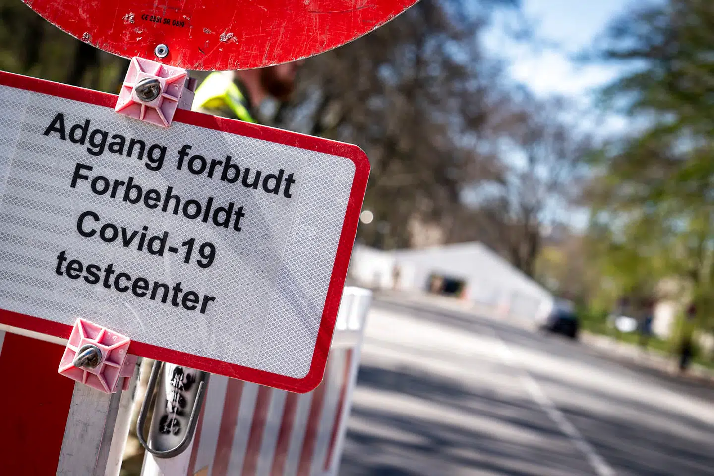 I Danmark er antallet af personer, der lader sig teste i de hvide telte, steget fra 43.800 personer om ugen i begyndelsen af juni til 120.827 testede personer i den forgangne uge.