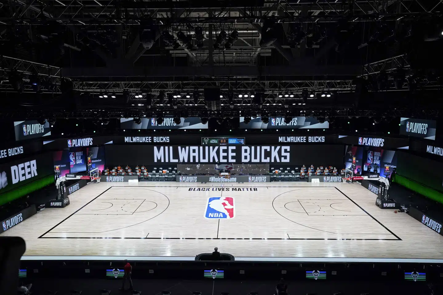 Tre slutspilskampe blev natten til torsdag udskudt, efter at Milwaukke Bucks nægtede at spille sin kamp mod Orlando Magic. Ashley Landis/Ritzau Scanpix