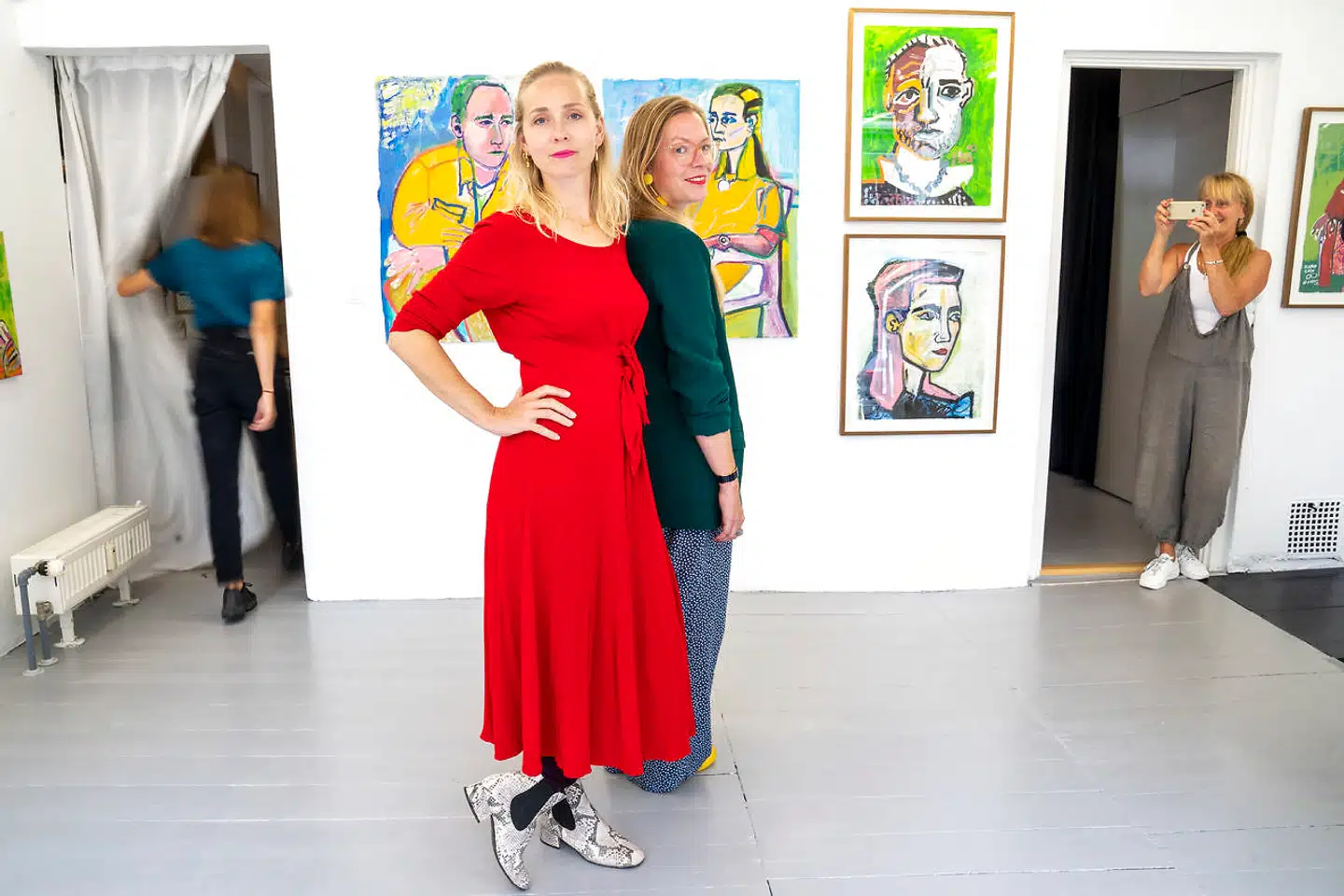 »Som billedkunstner kan du føje noget nyt til et portræt. Du kan vide noget om den person, du maler, som vedkommende ikke engang selv er klar over. Den viden kan du lægge ind i billedet. Det var den magt, de gamle mandlige malere havde, men nu tilhører den os alle,« siger Birgitte Vad. Bag hende står gallerist Anne Riber.