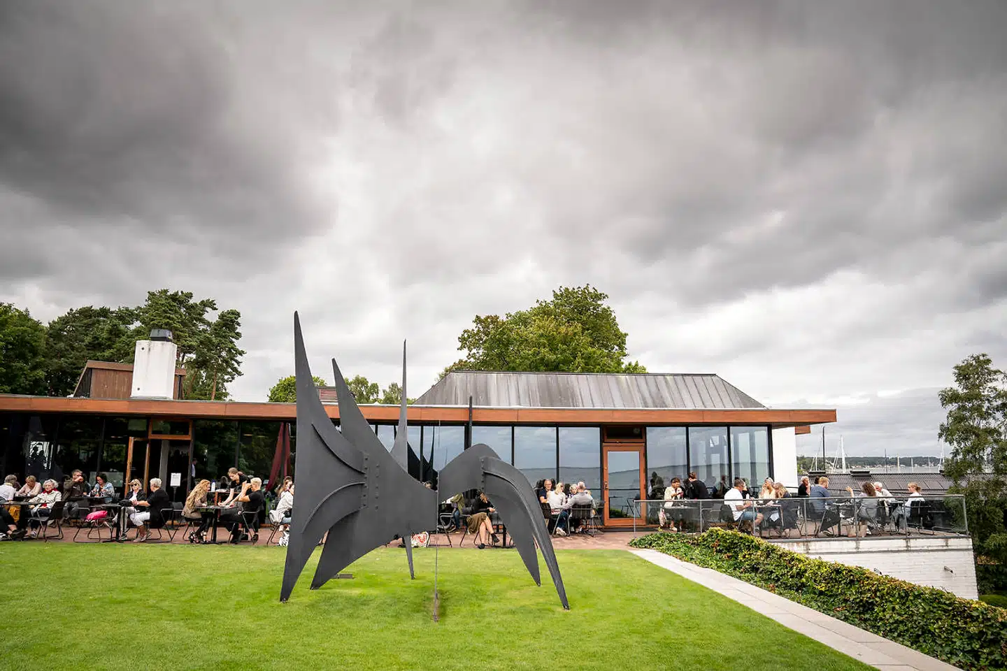 »Jeg foreslår, at der bliver lavet et klippekort, som virksomhedernes medarbejdere frit kan bruge i kulturlivet, hvis deres arbejdsgiver har betalt ind til ordningen,« skriver Klaus Valeur Leffers. Her Louisiana i Humlebæk.