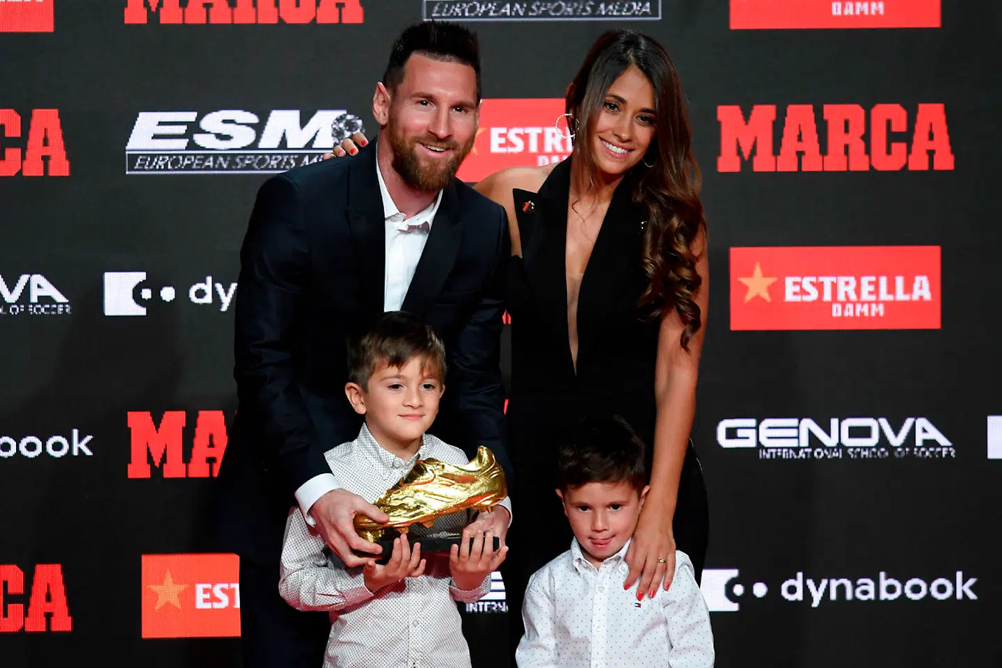 Lionel Messi fotograferet med hustruen, Antonella Roccuzzo, og sønnerne Thiago and Mateo under sidste års overrækkelse af den gyldne støvle. Familiens gode liv i badebyen Castelldefels syd for Barcelona har været med til at holde verdens bedste spiller på Camp Nou gennem 16 år, men nu har de sportslige ambitioner vundet over mageligheden.
