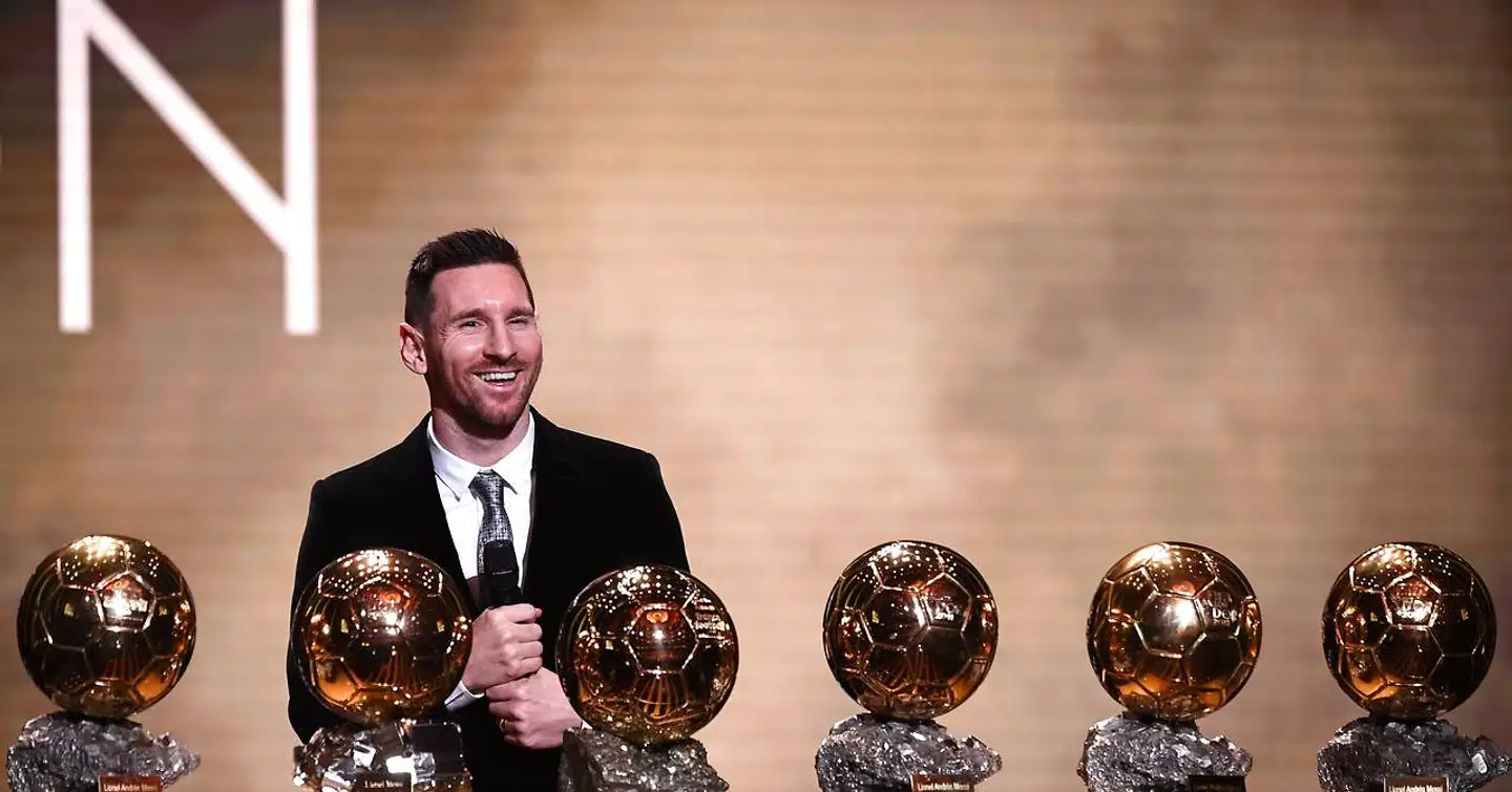 Lionel Messi er seks gange blevet tildelt den gyldne bold a.k.a. Ballon d'Or France Football – en mere end rivalen Cristiano Ronaldo. Her ses han under sidste års uddeling i Paris.