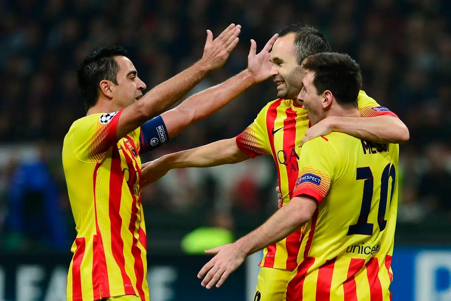 De »tre små dværge«, som førte an på historiens måske bedste fodboldhold i begyndelsen af 2010erne, fejrer en scoring på San Siro i Milano. Andrés Iniesta var den mest elegante. Xavi Hernández var manden, som »var inden i« den berømte og berygtede spilleform tiki-taka. Ingen af de to var dog i tvivl om, at Lionel Messi var den bedste.