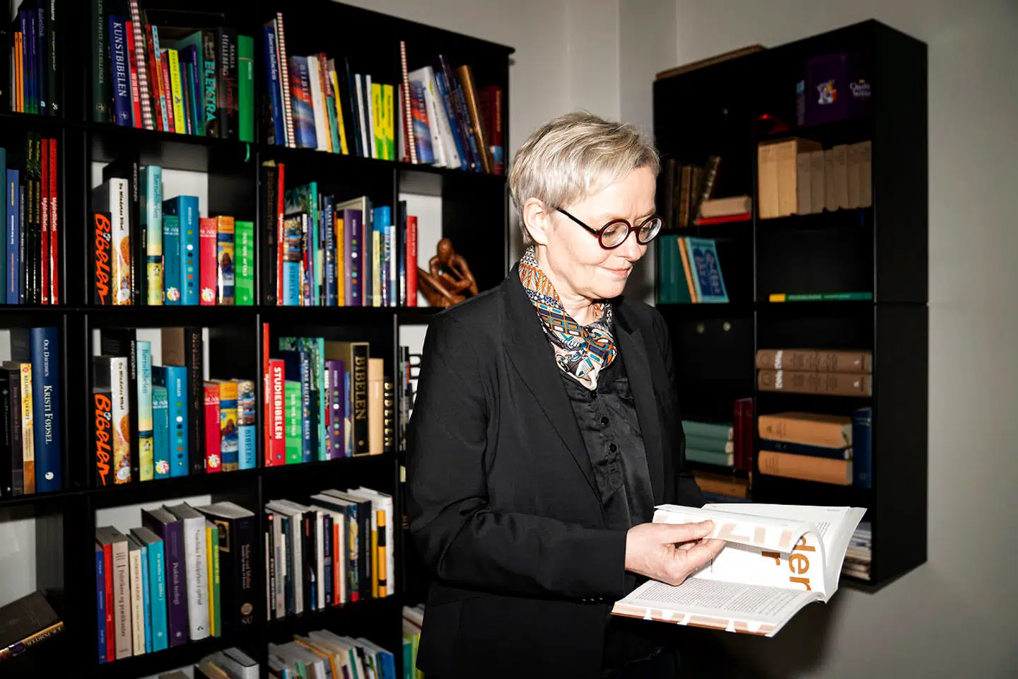 »Kritikerne mente jo, at det var et politisk valg, der blev truffet i 2007, da Det Nye Testamente blev oversat. Det er et oversættervalg og ikke et politisk valg,« siger Birgitte Stoklund Larsen, generalsekretær i Bibelselskabet, der udgiver den omdiskuterede nyoversættelse af biblen.