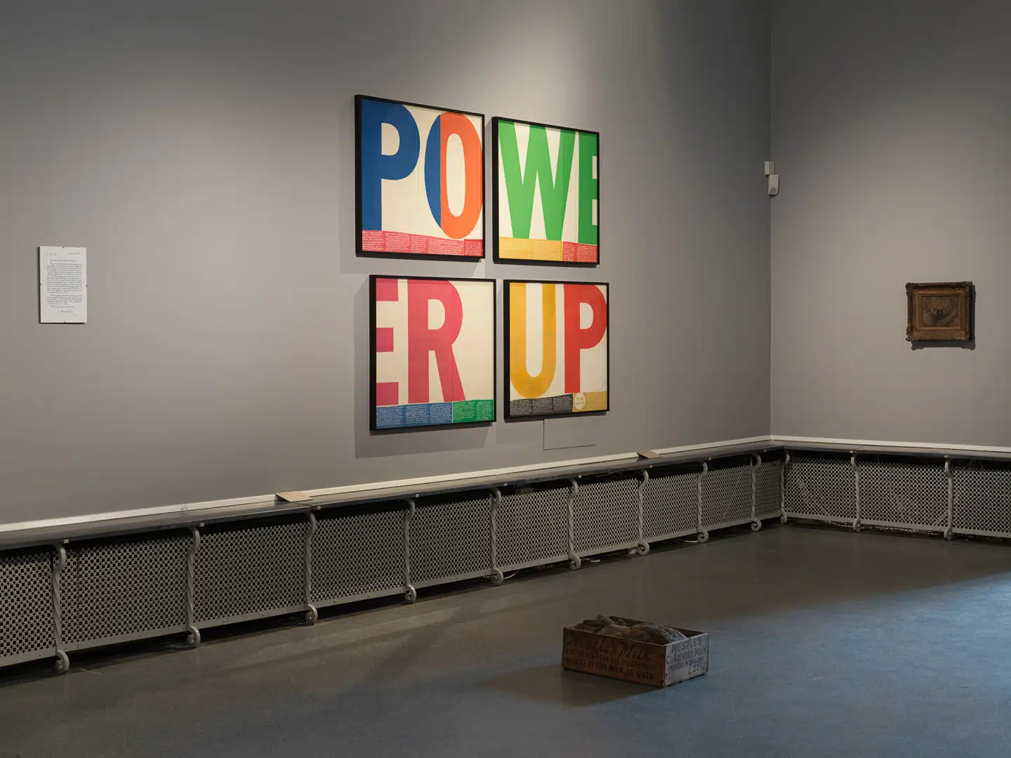 Søster Corita Kents »Power Up« i samspil med Vo seniors automat-kalligrafering af den franske munk Vénards afskedsbrev til sin far. På gulvet ses torsoen af en middelalderlig Kristus-figur monteret i en mælkekasse fra Nestlé.