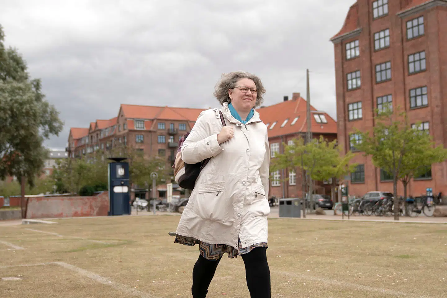 Bettina Hartmann har boet på Islands Brygge i 20 år. Hun ser gerne flere restriktioner for at undgå larm og støj: »Jo flere mennesker man er i en by, desto mindre kan dine individuelle behov for at udfolde dig blive opfyldt, for du er nødt til at tage hensyn til andre mennesker.«