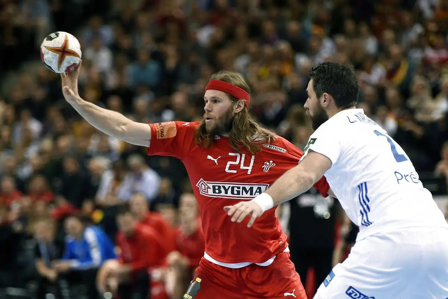 »Nok har de ret i, at der er kultur i en håndboldhal, men med al respekt; hvem kan komme i tanker om, at håndbold skaber kunst? (...) Derfor opfordrer vi også Statsministeren til at oprette både et kunstministerium og et idrætsministerium, så vi slipper for begrebsforvirringen,« skriver Jens Rohde, Marianne Jelved og Zenia Stampe.