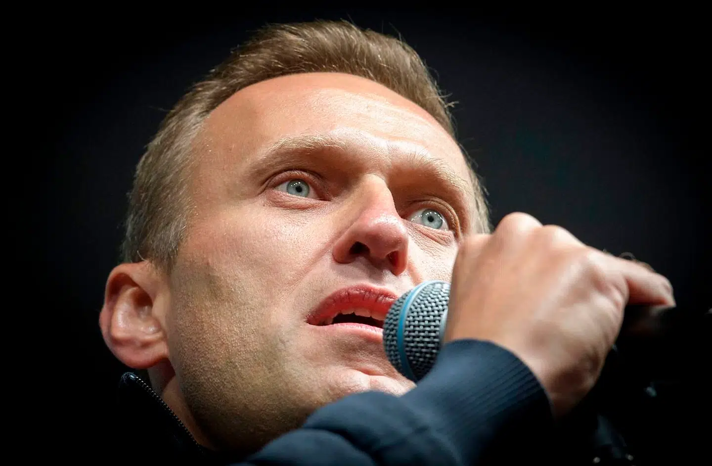 Putin-kritikeren Aleksej Navalnyjs tilstand bliver betragtet som alvorlig, selv om lægerne siger, at han er uden for akut livsfare.