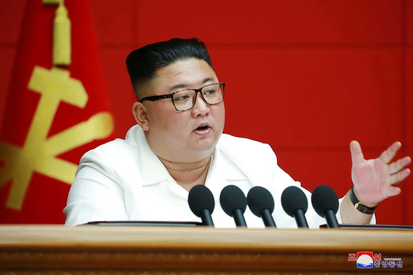 Dette billede er kun fem dage gammelt. Det viser den nordkoreanske leder, Kim Jong-un, mens han deltager i et regeringsmøde i Pyongyang i Nordkorea. Alligevel går der igen i dag rygter om, at han ligger i koma.
