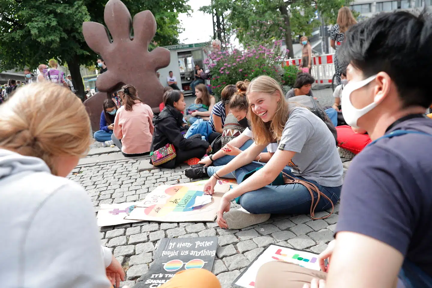 Regeringen lægger i et nyt udspil op til, at børn og unge skal kunne gennemføre et juridisk kønsskifte samt få et X i deres pas. Et X symboliserer, at vedkommende er interkønnede.