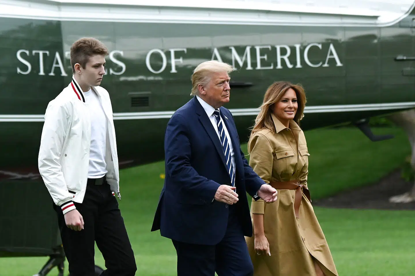 Donald Trump med sin kone Melania og sønnen Baron – fotograferet på vej væk fra Det Hvide Hus 16. august.