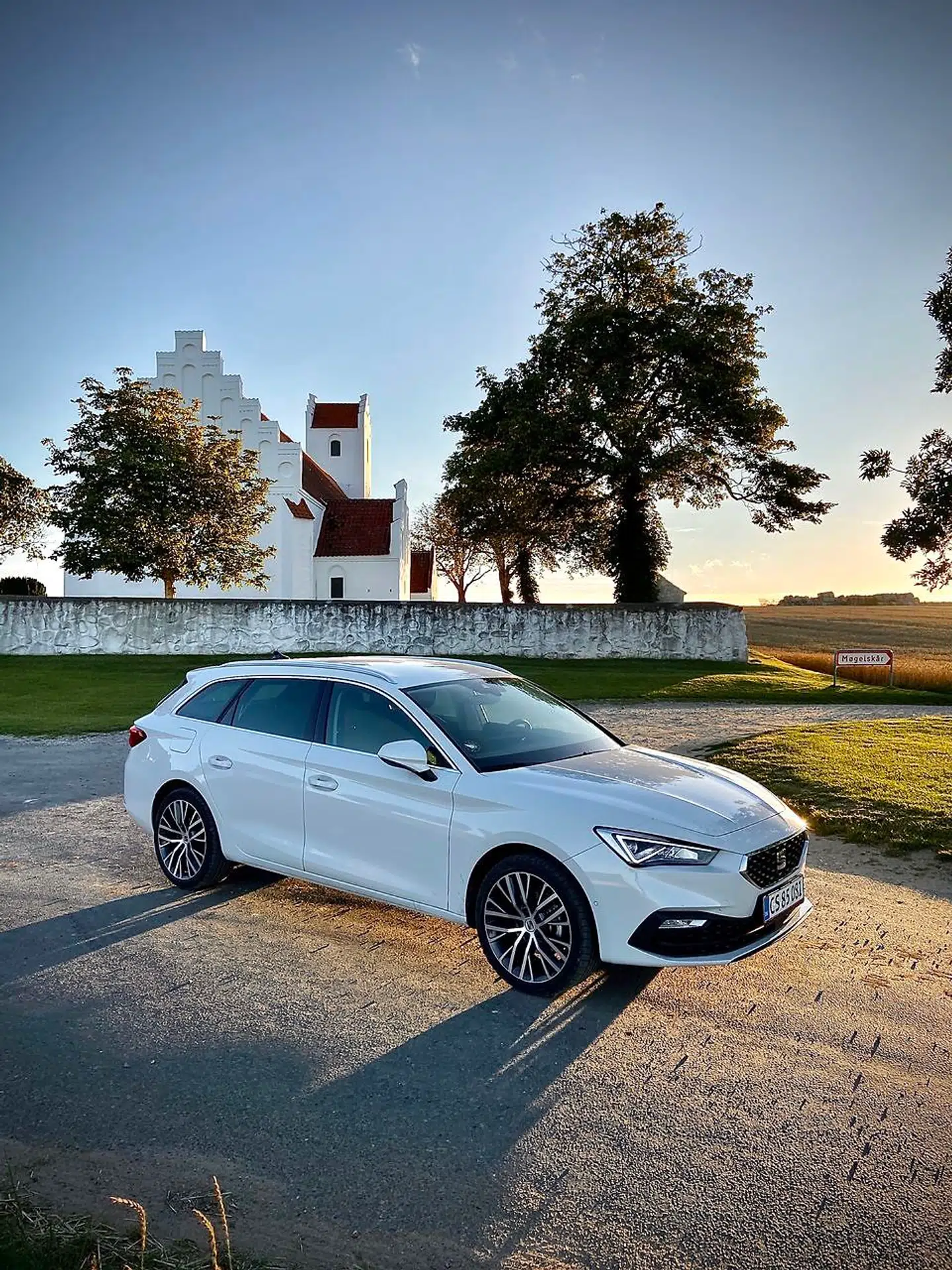 Seat Leon har fået længere akselafstand end sin fætter Volkswagen Golf, som den deler de fleste komponenter med, og det gør den til et bedre køb.