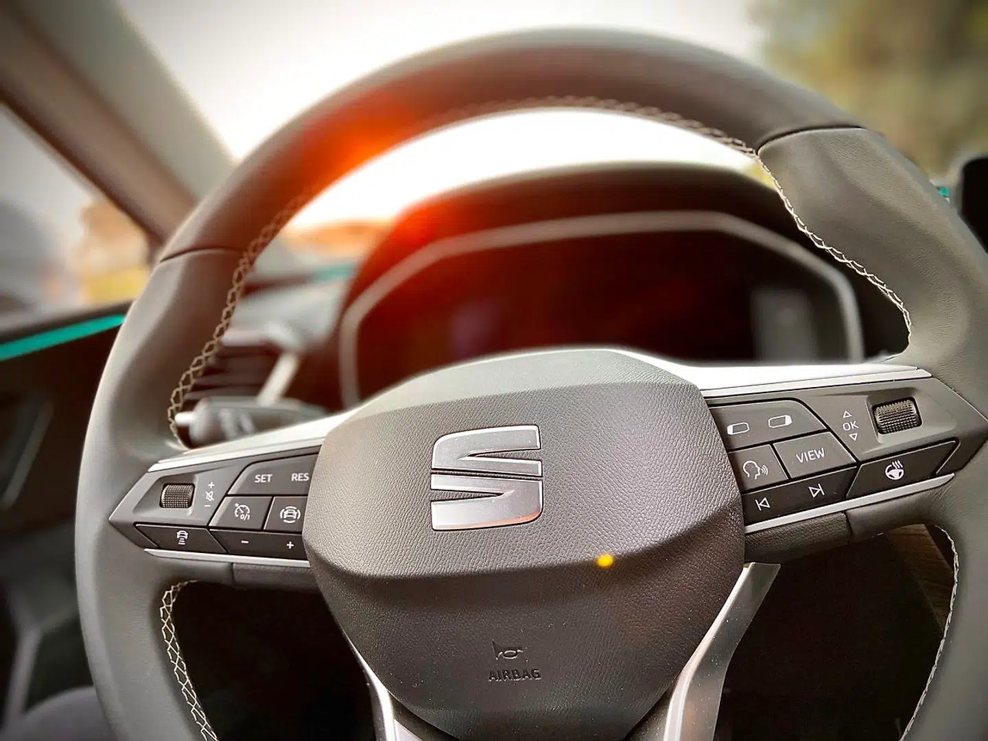 Seat Leon er meget minimalistisk indrettet med få fysiske knapper, men det meste kan betjenes fra knapper på rattet.