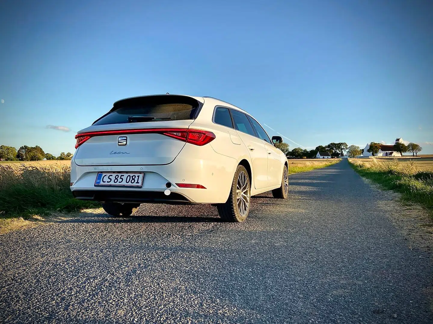 Den tværgående baglygte giver Seat Leon karakter, og det er det visuelle spanske temperament, der blandt andet løfter den over Golf – set gennem redaktørens kræsne briller.