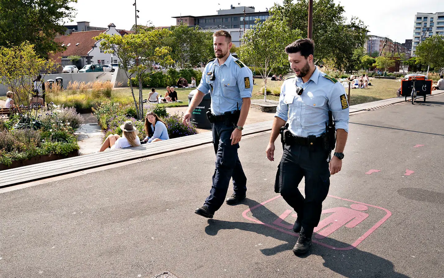 Justitsministeren vil have længere åbent på landets nærpolitistationer. Her betjente på patrulje i Aalborg tidligere på måneden.