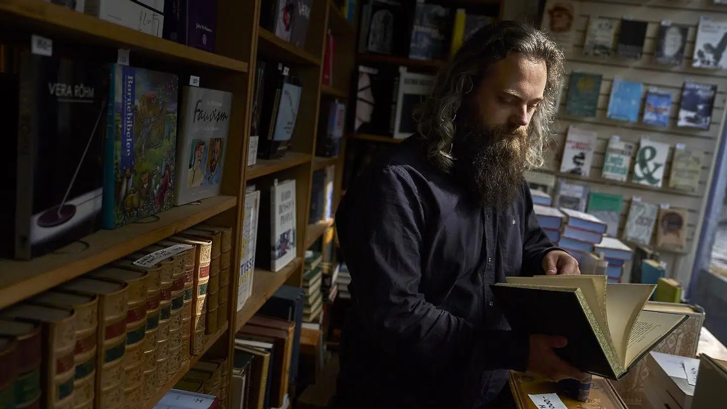 Oliver Laursen har skiftet kontorjobbet ud med et mørkt kælderlokale i Skindergade. Han har overtaget antikvariatet The Booktrader. Det kræver respekt. Både for bøger og kunder.