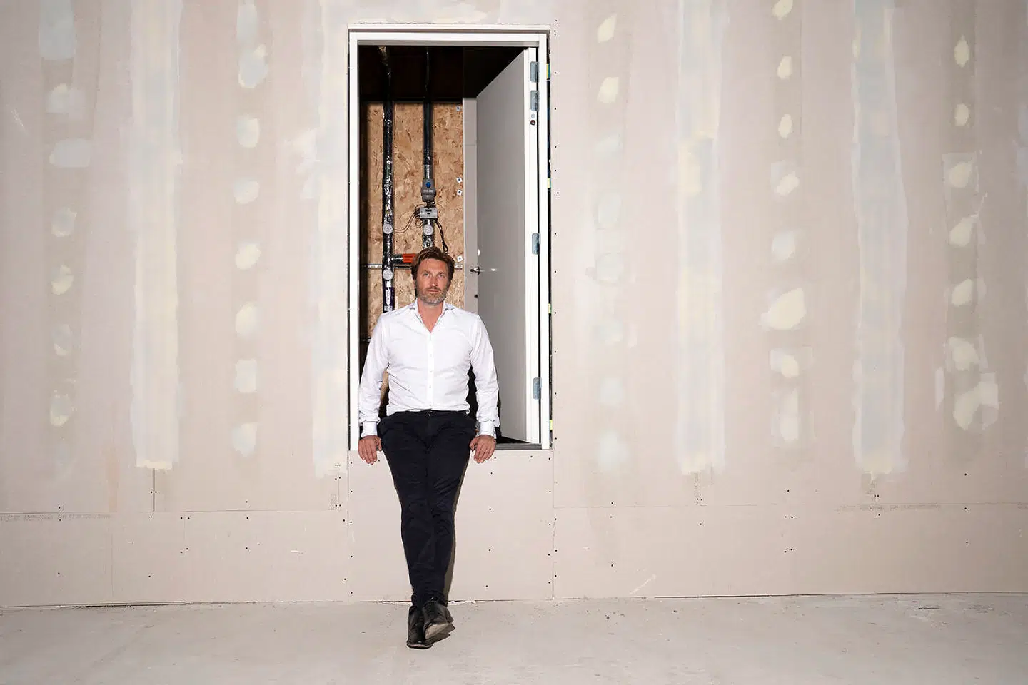 NREP er netop nu ved at bygge en ny biograf i Nordhavn. Her er topchef Claus Mathisen fotograferet i bygningen, som er bygget på en måde, så det er hurtigt at ændre bygningens formål og nemt at genbruge byggematerialerne, hvis det skal rives ned på et tidspunkt.