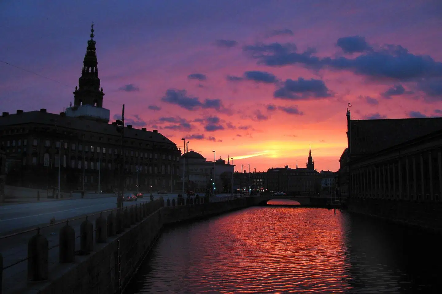 »Når naturen er så vigtig for os, skyldes det, at vi ikke blot er tænkende, men også sansende væsener. Vi berøres dybt af synet af solnedgangens sidste stråler, af lyden af havets brusende brænding, af sneens ædende kulde mod huden og duften af en nyudsprungen skov,« skriver Kasper Støvring.