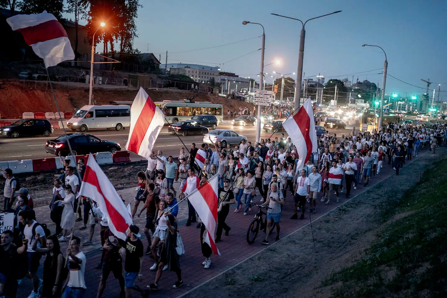 En stor gruppe demonstranter på vej mod fængslet i udkanten af Minsk, hvor tusinder stadig sidder indespærret fra forrige uge, hvor regimet slog hårdt ned på demonstranterne.