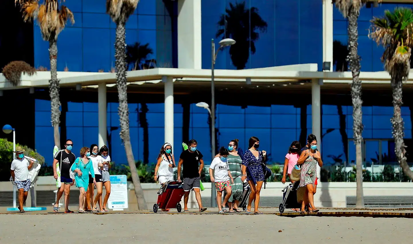 Også i ferietiden har spanierne overholdt maskepåbuddet samvittighedsfuldt. Her er en gruppe badegæster på vej til stranden i Valencia.