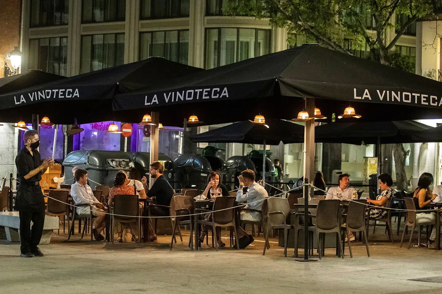 Mange spaniere anser fortovscafeer og restauranter for en helle, hvor man godt kan lægge mundbindet fra sig. I virkeligheden er man langt mere udsat for smitte, end hvis man går uden maske på gaden.