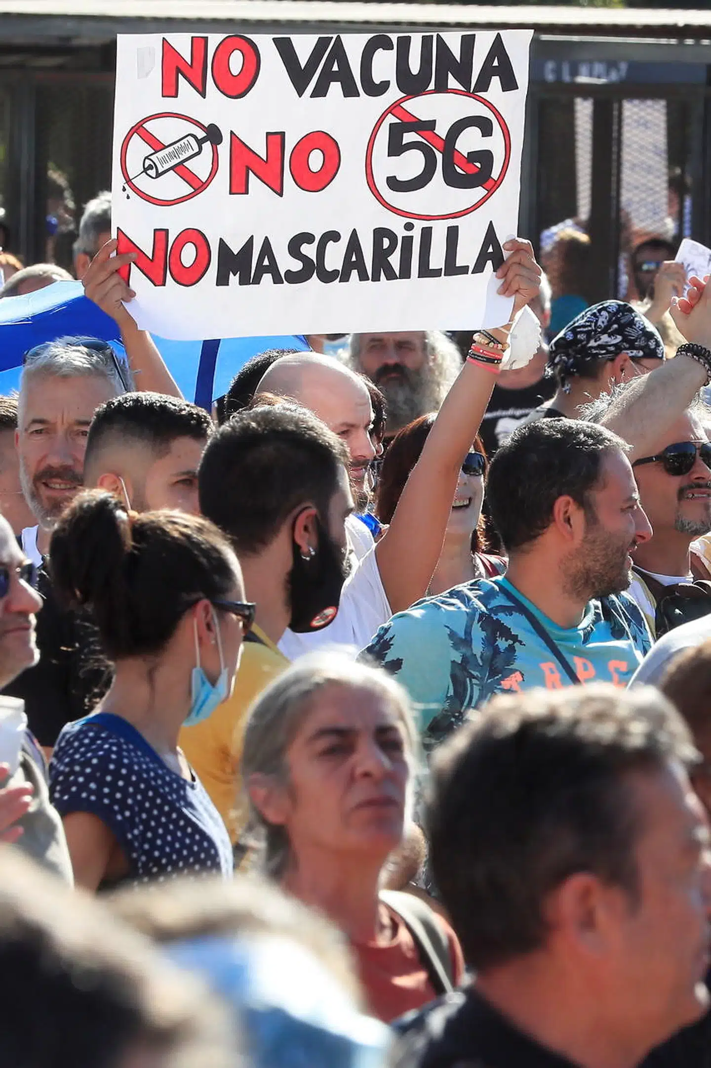 Kun et par tusinde deltog i weekendens demonstration mod blandt andet maskepåbuddet i Madrid, hvilket er få efter spanske forhold. De allerfleste spaniere bakker op om forholdsreglerne mod coronavirus, men slækker ifølge eksperter på agtpågivenheden i en række afgørende situationer.