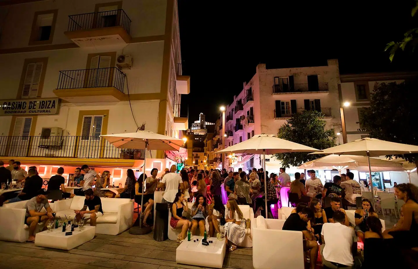 Selv om sæsonen på den populære party-ø Ibiza har været en skygge af sig selv, er der her som andre steder blevet festet igennem i de lange sommernætter. Det har været med at sætte nye smittekæder i gang.