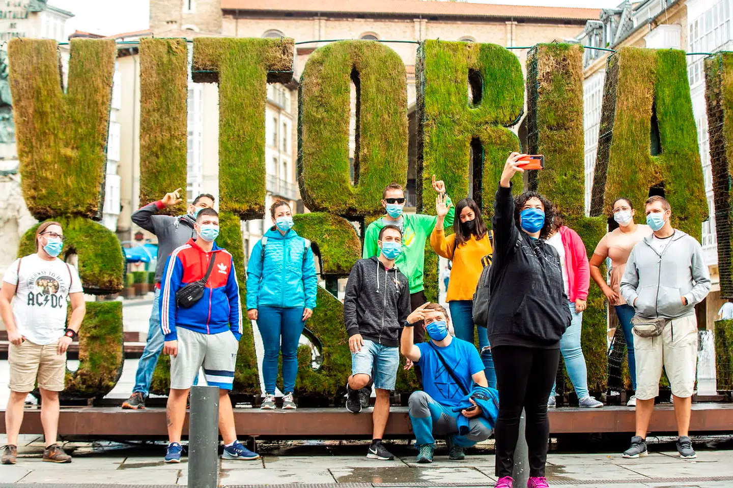 Turister tager selfies iført mundbind i den baskiske by Vitoria. Det spanske påbud om at bære maske over alt i det offentlige rum har været i kraft siden begyndelsen af juli.