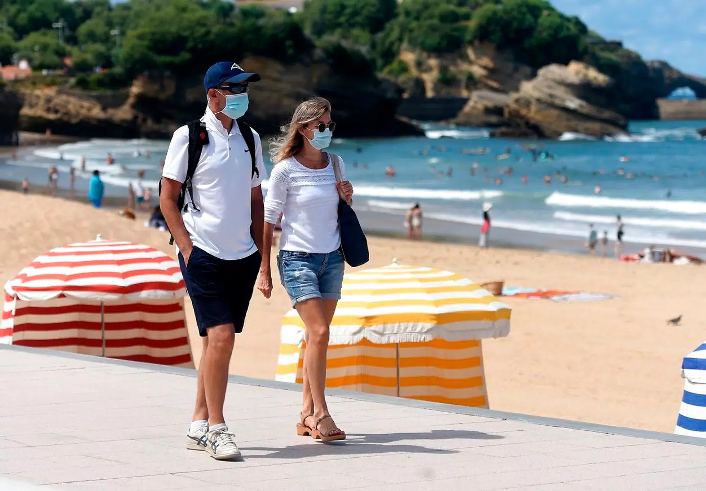 Coronavirus smitter langt mindre udendørs som her på strandpromenaden i den franske badeby Biarritz. Derfor gælder det om at udføre sit arbejde i det fri, hvis det overhovedet er muligt, påpeger norske forskere, der selv holder møder under vandreture.