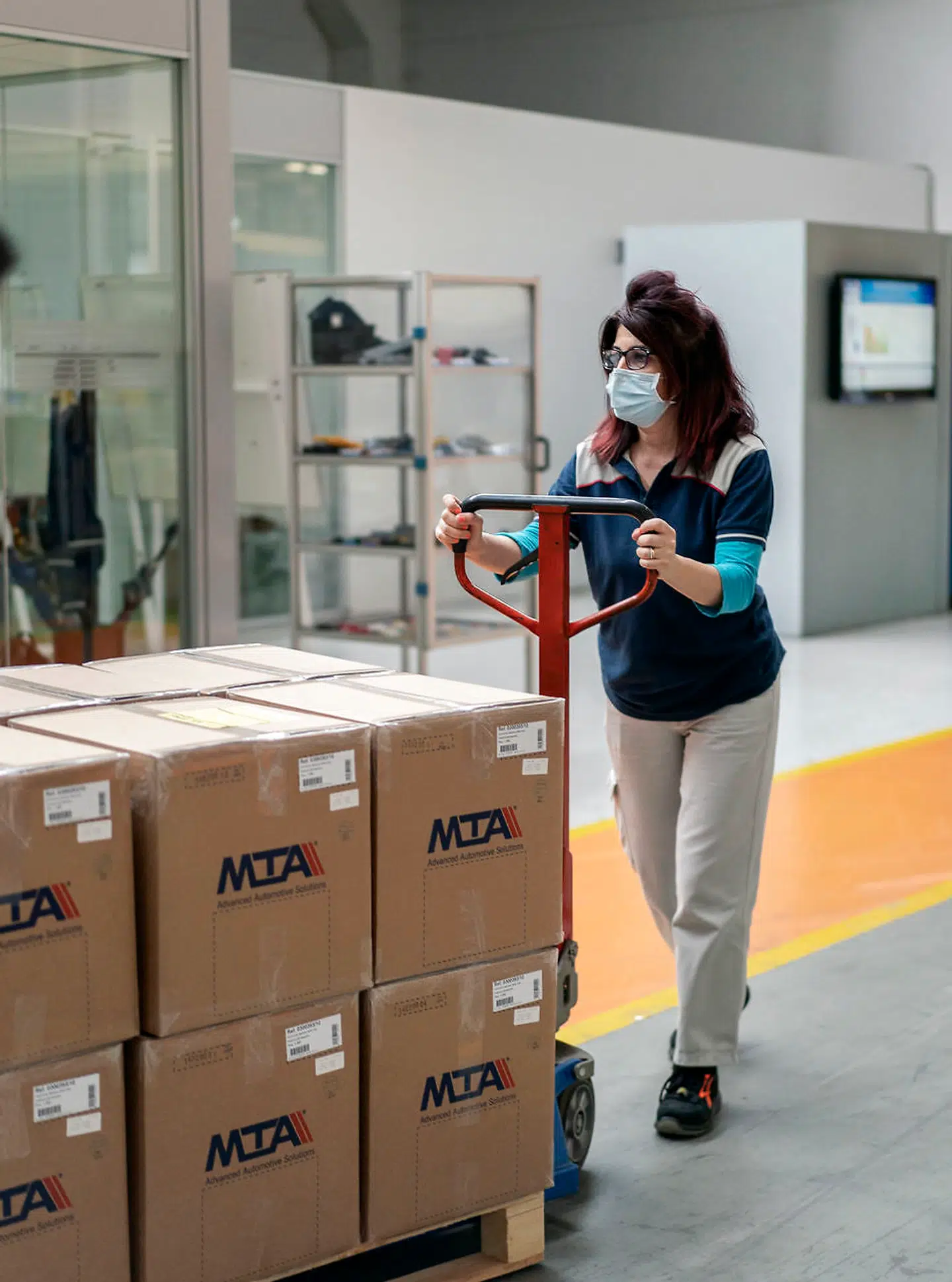 MTA er underleverandør til bilproducenter i hele Europa. Familiefirmaet, der har hovedkvarter i den hårdt ramte by Codogno nær Milano, gjorde allerede i marts mundbind til en naturlig del arbejdsuniformen.