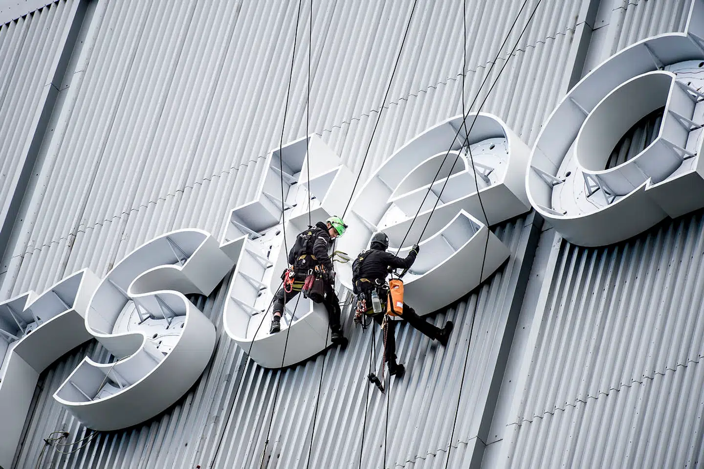 Der skulle tidligere jægersoldater til at skifte skiltet fra DONG til Ørsted på Avedøreværket i forbindelse med navneændringen.