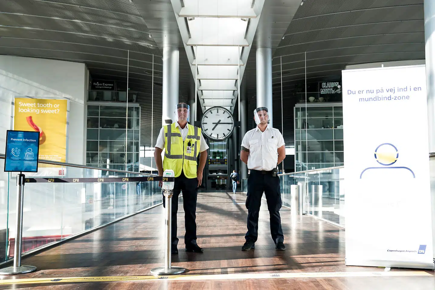Rejsende skal bære mundbind i Københavns Lufthavn, mandag den 15. juni 2020.. (Foto: Niels Christian Vilmann/Ritzau Scanpix)