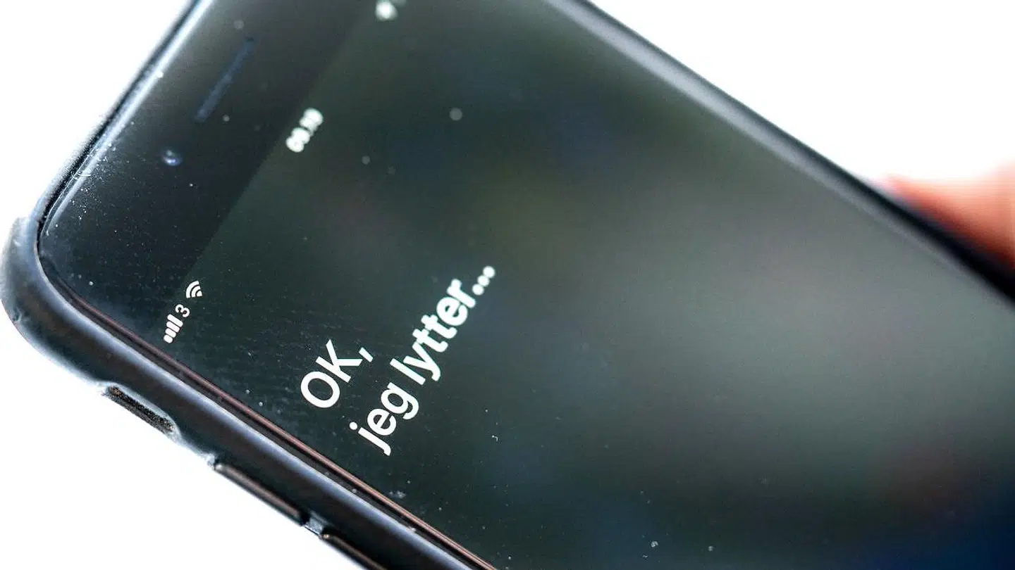 Apples talegenkendelsessoftware Siri er et af de mere kendte eksempler på kunstig intelligens – oven i købet på dansk – hvor software undervejs bliver klogere ud fra den viden, som opsamles under brugen. Siri lægger derfor navn til også den nye Siri-kommission, som nu skal gøre kunstig intelligens mere udbredt og brugt i Danmark.