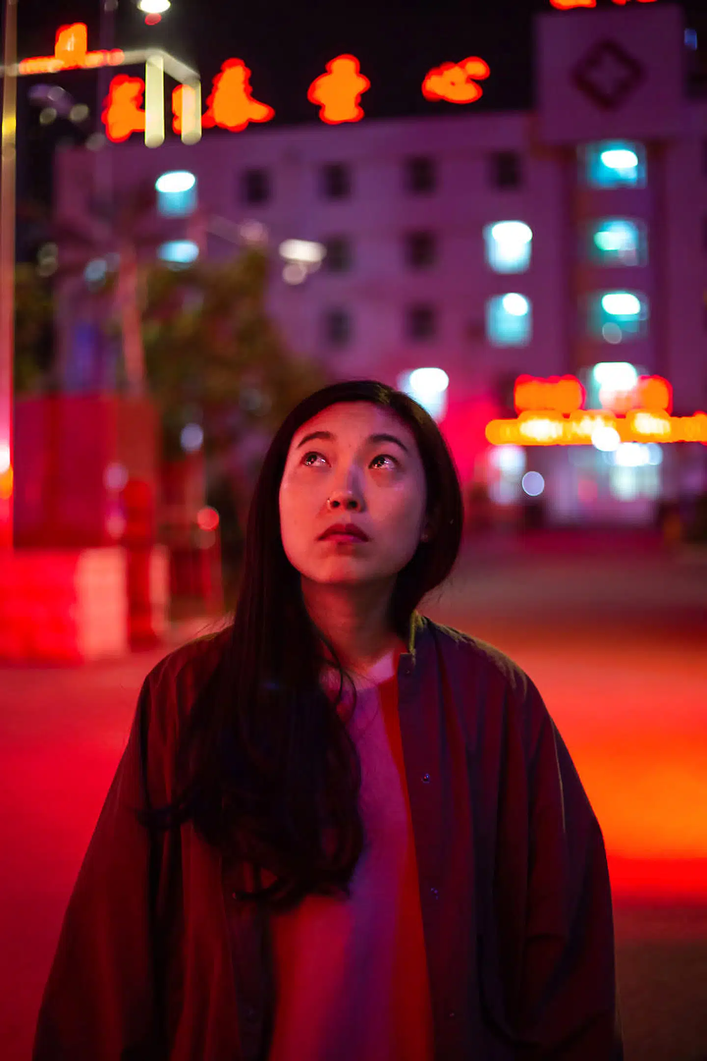 32-årige Awakfina er mest kendt som morsomt hurtig og smældende rapper. I »The Farewell« har hun sin første seriøse filmrolle. Den spiller hun med så meget sårbarhed, at man har lyst til at putte hende.