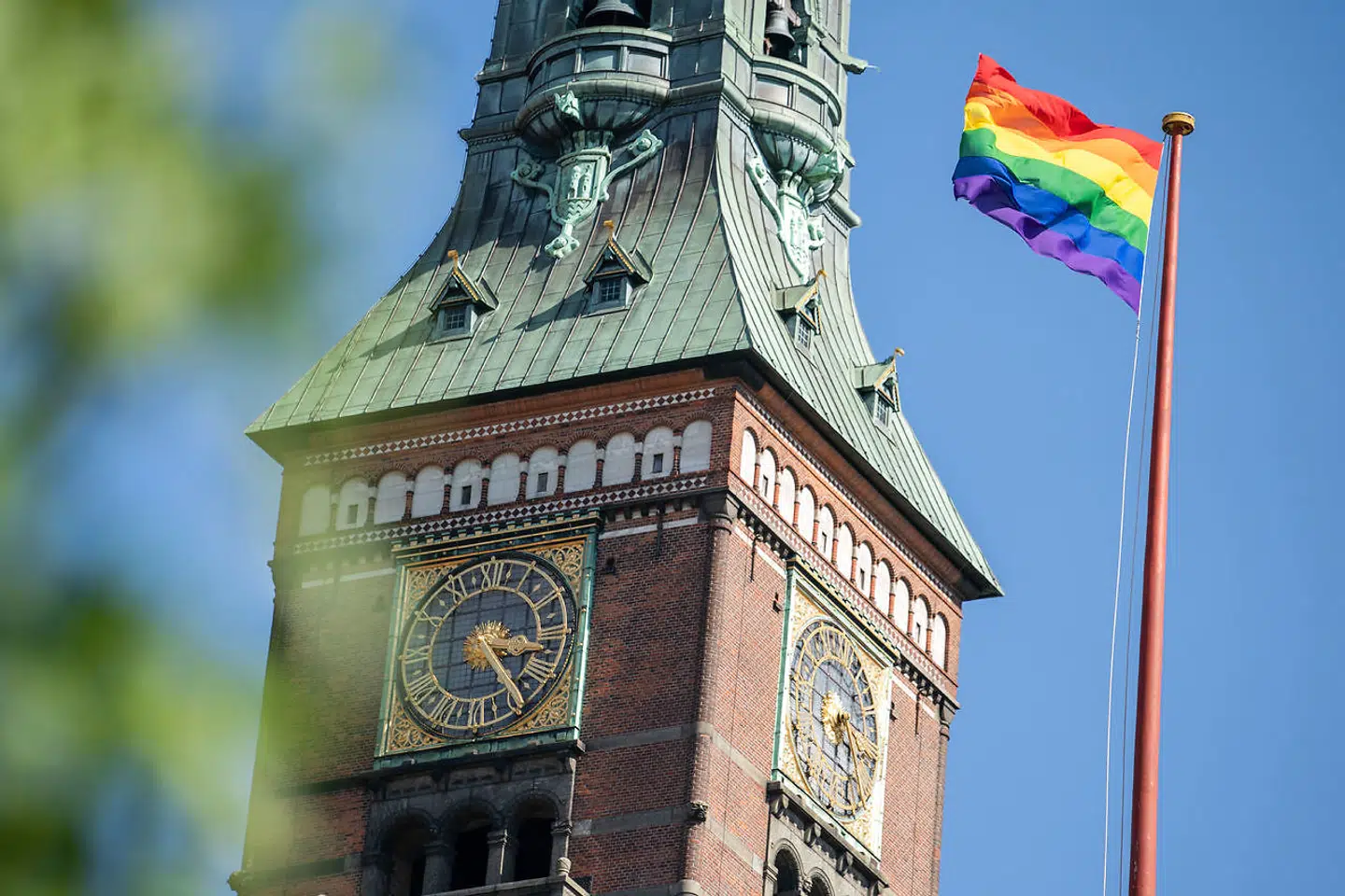Copenhagen Pride Week er skudt i gang denne uge. Selve paraden og prideshowet forgår dog digitalt på lørdag. Samme lørdag går en alternativ prideparade gennem Nørrebro. Nørrebro Pride vil distancere sig fra den officielle pride og opdele deltagerne efter hudfarve.
