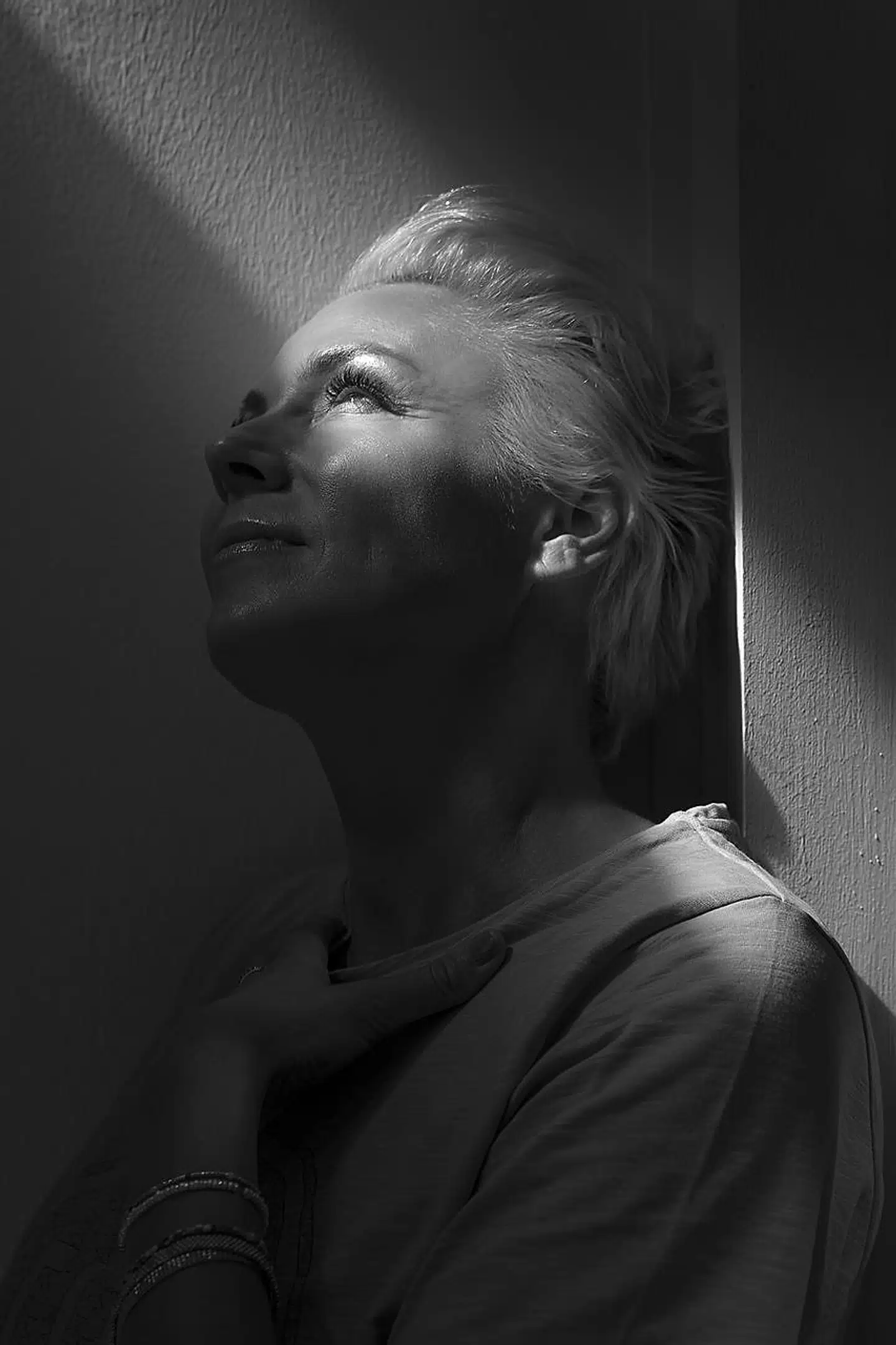 »Vi skal sejle i sommerferien, og jeg er nødt til at tage hjem før tid, fordi jeg skal på arbejde. Min mand skal sejle videre med børnene, og det er der ikke noget galt i. Men jeg tænker allerede på, om en af ungerne mon vil gå i søvne på båden, og Anders ikke hører det. Man skulle tro, jeg var bindegal, men jeg kan ikke lade være.«