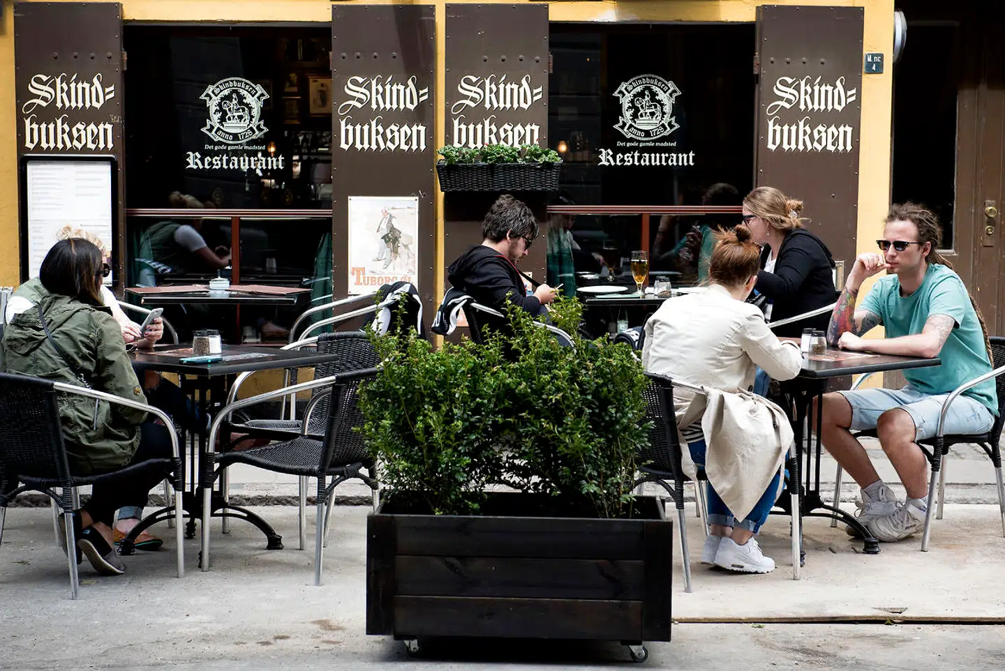 Nu må barer og cafeer holde åbent indtil klokke 02 – to timer længere end hidtil.