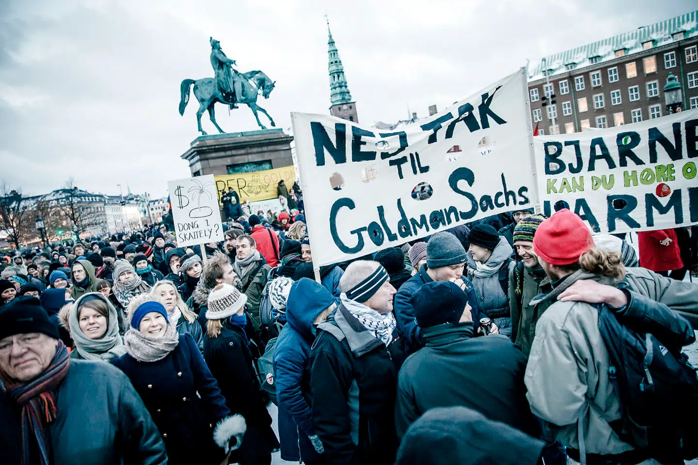 Det er sjældent, at aktieudvidelser i statslige selskaber vækker den store opmærksomhed. Det kan man ikke sige om salget af DONG , hvor omstridte Goldman Sachs fik lov at købe sig ind i 2014 og skabte et højspændt politisk drama. Her fra en demonstration i januar 2014 på Christiansborg Slotsplads imod salget.